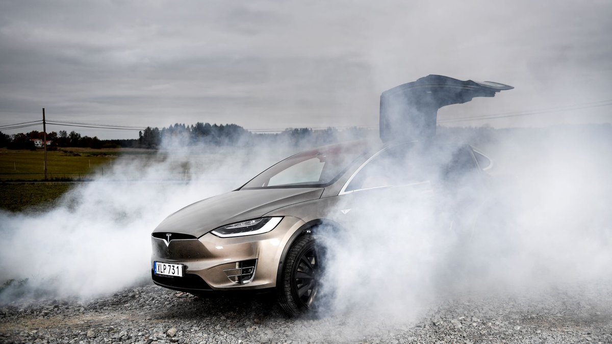 Tesla Model X i rök